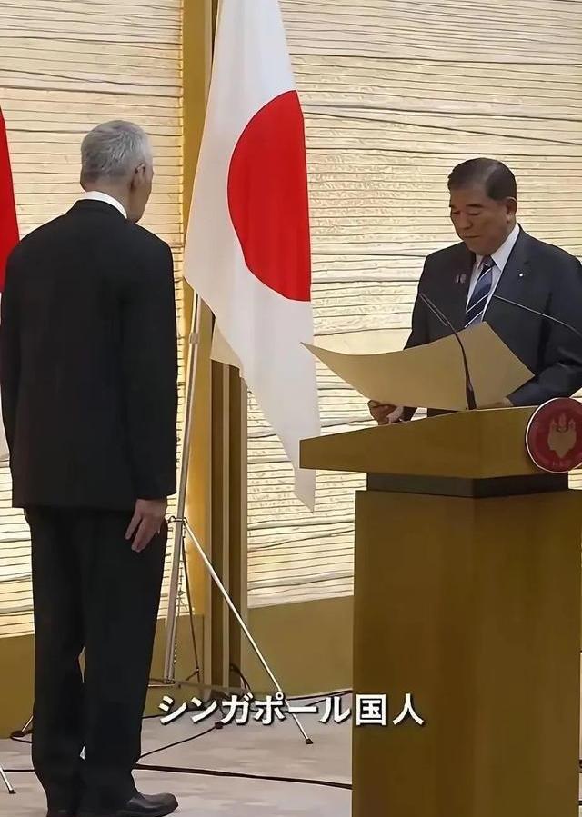 实在想不通李显龙为什么接受日本勋章！？8月25日，新加坡前总理李显龙，跑到日本