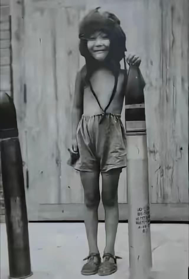小萝卜头唯一遗像：1946年白公馆，特务强拍炮弹旁戴飞行帽的他​​1946年