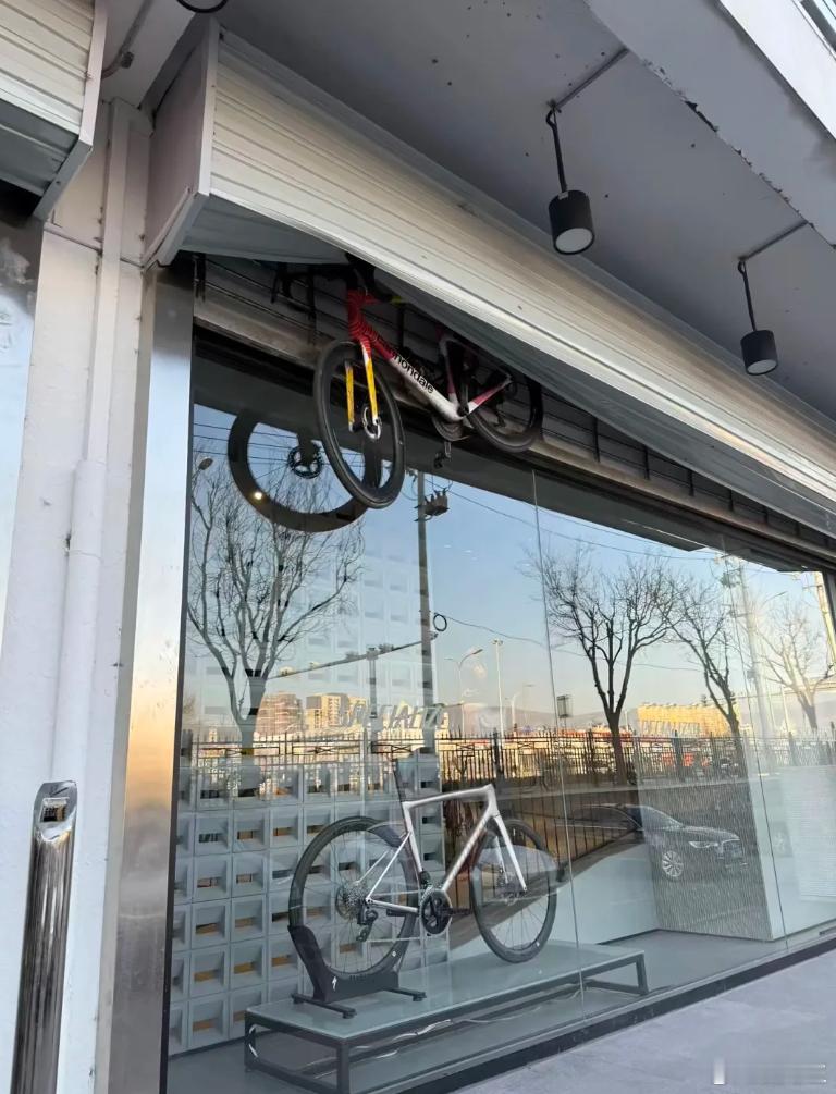 这个车落地价多少!是靠人家卷门上，人家开门就上天了吧！