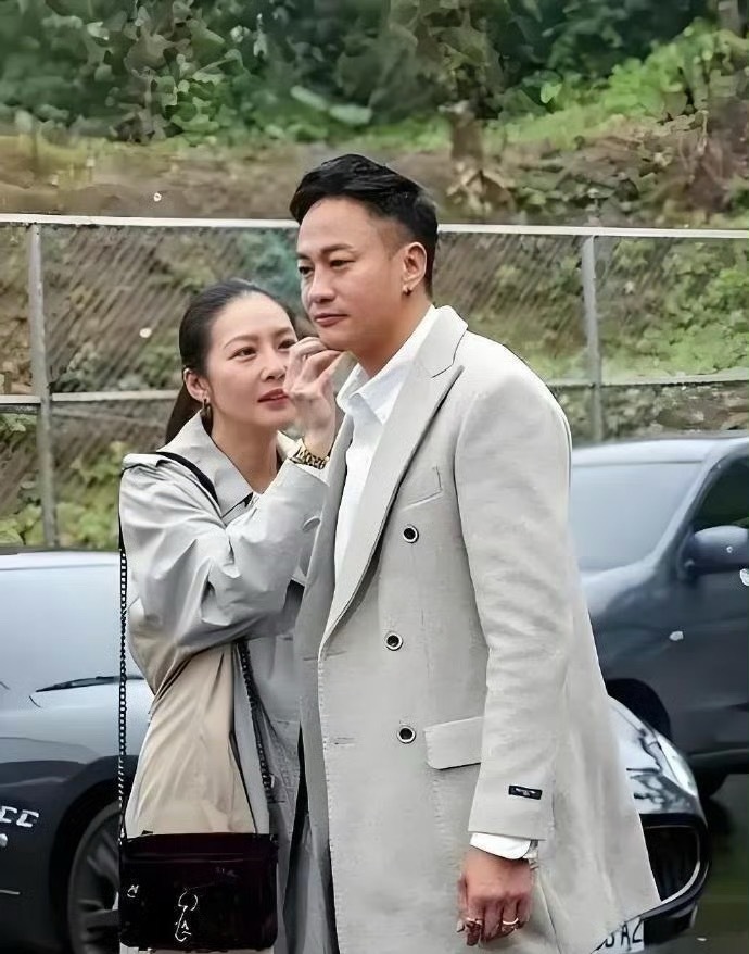 何润东在事业巅峰期娶了售货员的妻子现在依旧恩爱如初