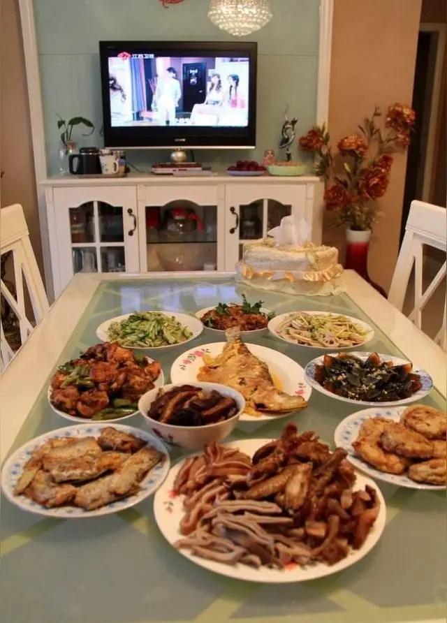 大过年的，表妹打电话说，她和儿媳妇又生气了，儿媳妇太过分了，再也不惯着儿媳妇了。