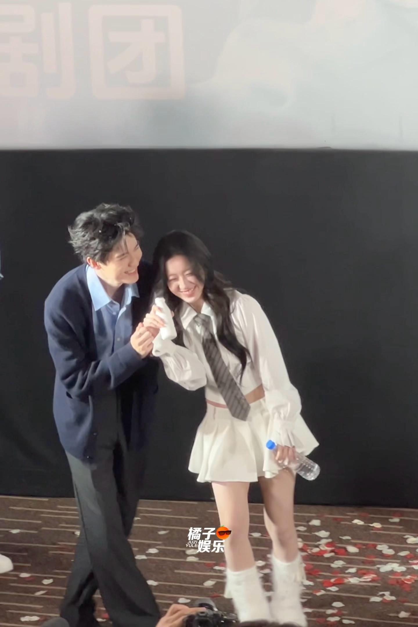 啊啊啊啊啊啊啊手搓笑场之后一个贴贴我人没了周翊然包上恩手搓还原高赞剧宣