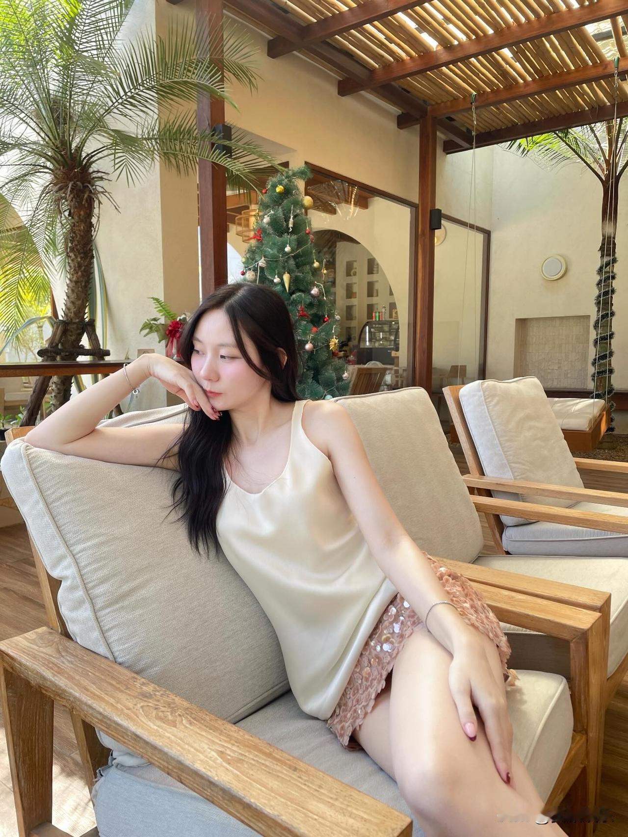 度假时光，悠闲午后，圣诞树旁，静享美好。