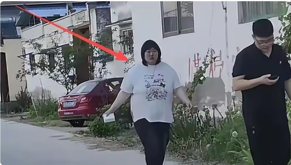 大衣哥女儿结婚才3月，陷婚变争议，不上班不打扮，二人形同陌路