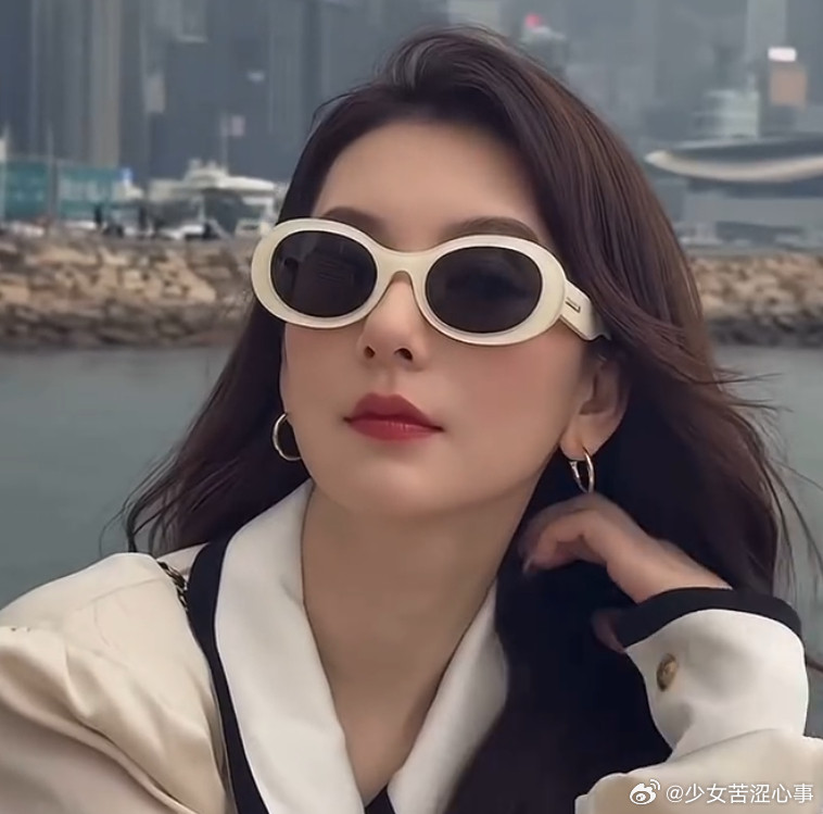 方媛最大的问题是什么，不是什么读书少，也不是什么融不进所谓的圈子，就是经济不独立