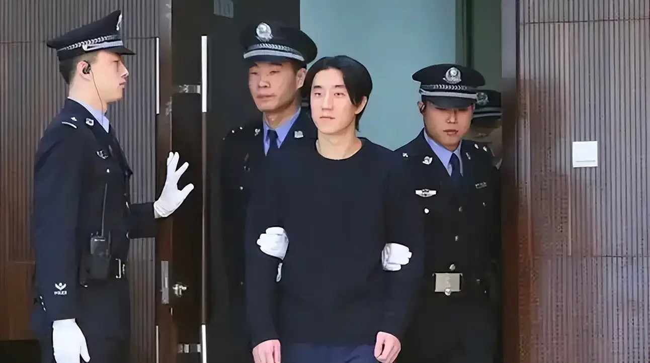 2014年，房祖名因吸D被抓，成龙知道消息后非常震惊，直接打电话告诉代理律师：“