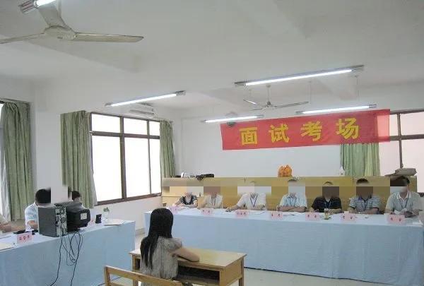有个女孩去应聘面试，不过她穿的超短.裙，来到那家单位的楼下。她父亲为了给她壮胆，
