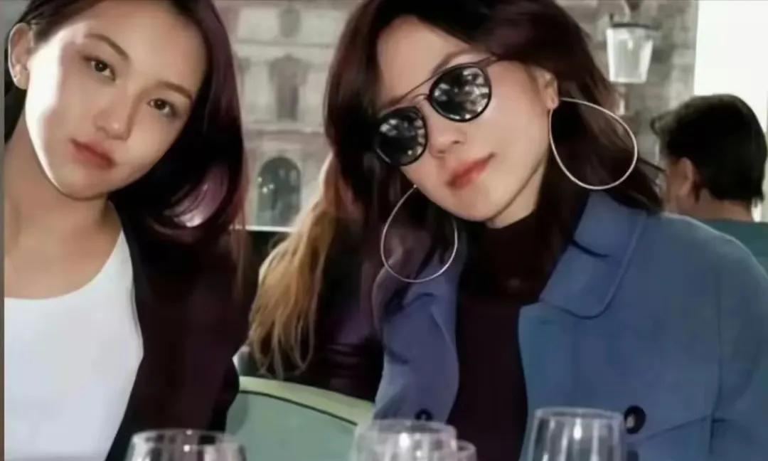 王菲母女，女儿李嫣越来越漂亮啦！颜值爆表的一对母女，李嫣笑容灿烂，越来越有气质，