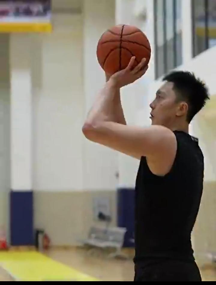 广东宏远晒训练视频，胡明轩、焦泊乔、崔永熙归队。随着三名国手回归球队合练，宏