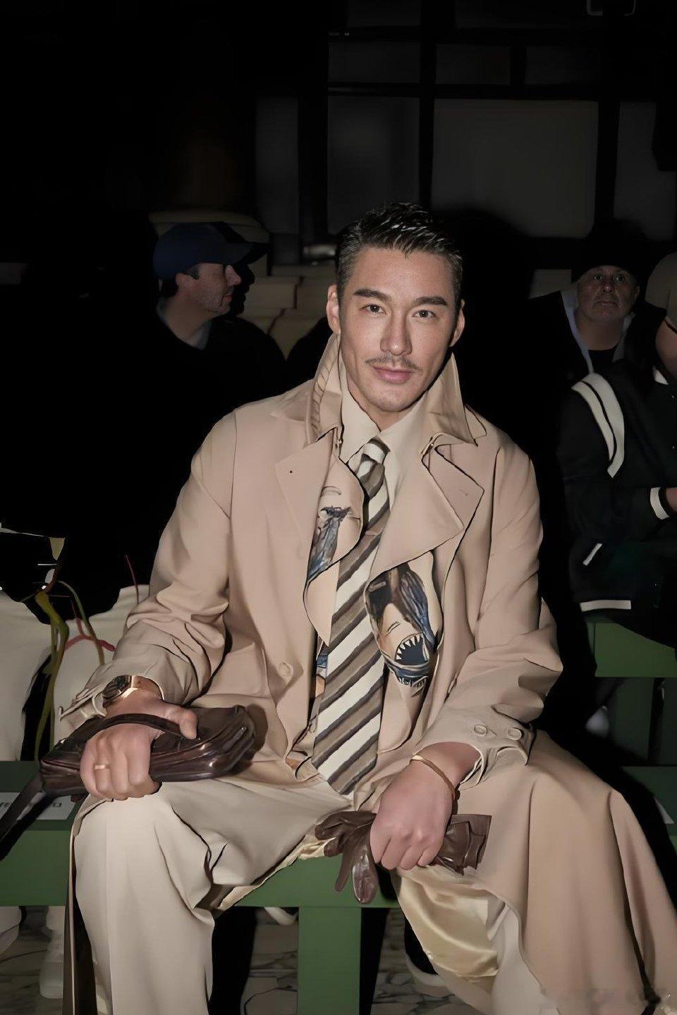 胡兵春晚风衣战神杀疯了！胡兵春晚风衣造型，气场与颜值双在线，行走的荷尔蒙实锤