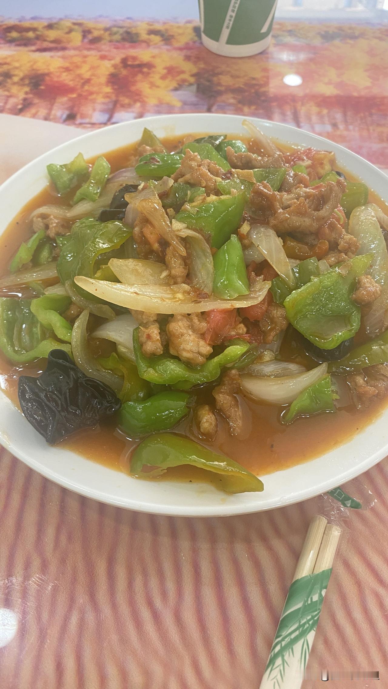 现在好多店里面都是用牛肉做的拌面，有的炒的菜拌上面很好吃，有的肉都嚼不动或者没有