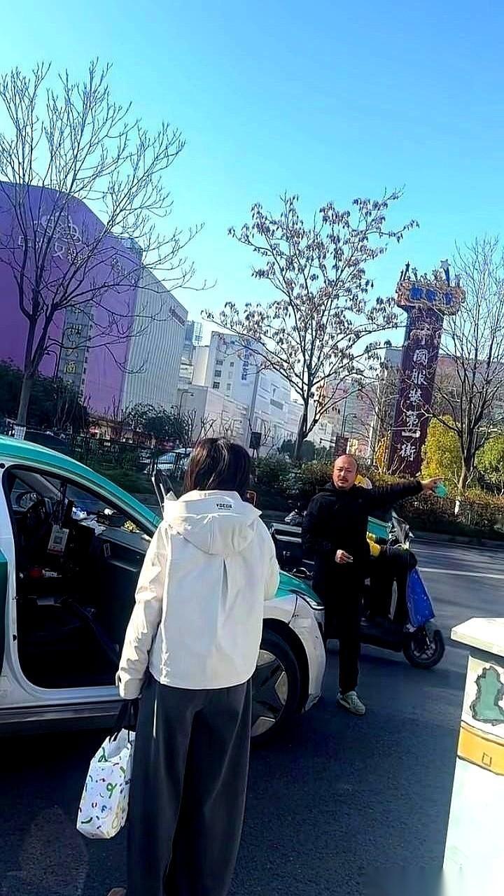 手机镜头直接怼脸上的时候，我猜那个司机师傅脑子是懵的。“干嘛啊你？你要打我啊？