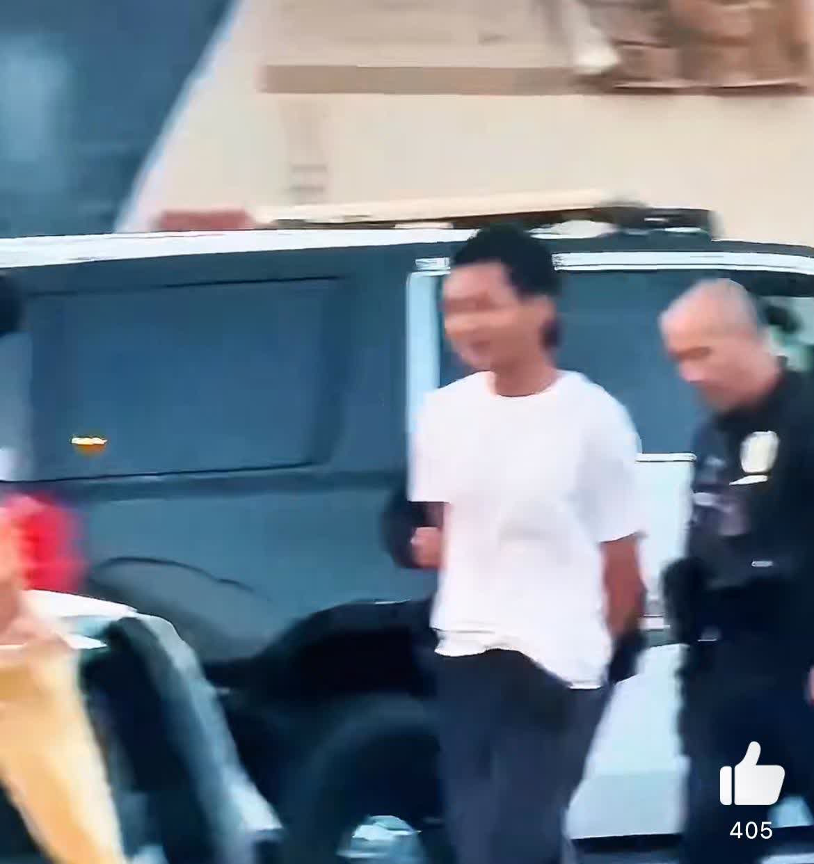 美国洛杉矶卖酱香饼小伙小唐被抓，因为一个和她谈恋爱的女人把他举报了。小伙十一年前