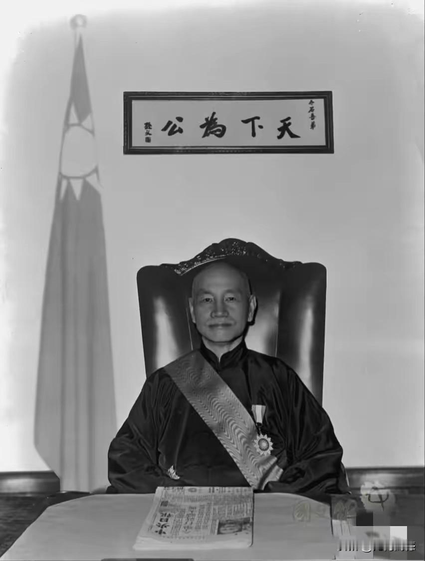 这是59年前拍摄的照片，当时他也快80岁了，从照片上看，精神状态也是不错的，在这