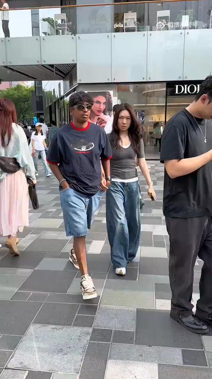 印度三哥在中国的开心生活！三哥满脸开心，一手插兜一手牵着中国女朋友的手，大步流星