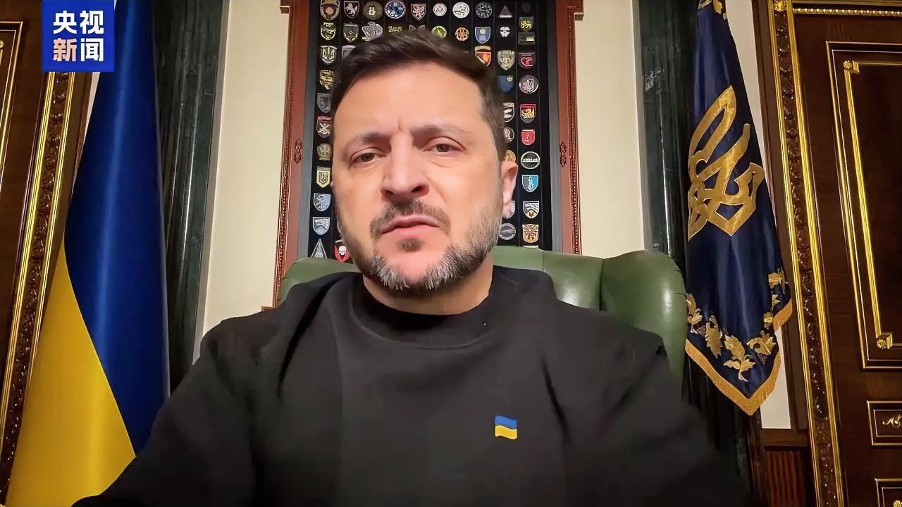 快报！乌克兰总统泽连斯基签署了征兵服役令，60岁以上的人也可以服役。看来4年的