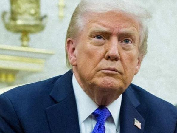 据《纽约时报》报道，特朗普在椭圆形办公室会见英伟达首席执行官黄仁勋时，说每次和中