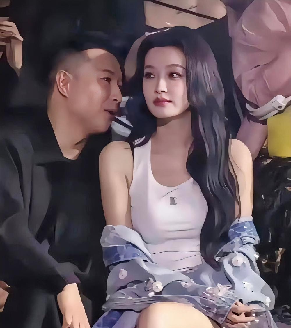 离婚后的孙怡，身边桃花就没有断过。好几次被拍到和男性友人一起，令人意外的是