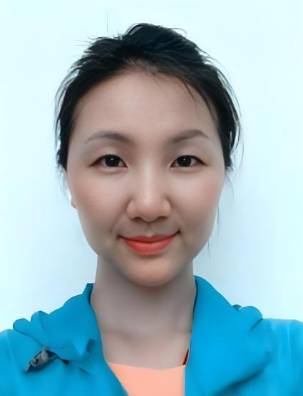 2012年，一架飞往乌鲁木齐的客机升至5000米高空时，一位空姐突然推着餐车猛撞