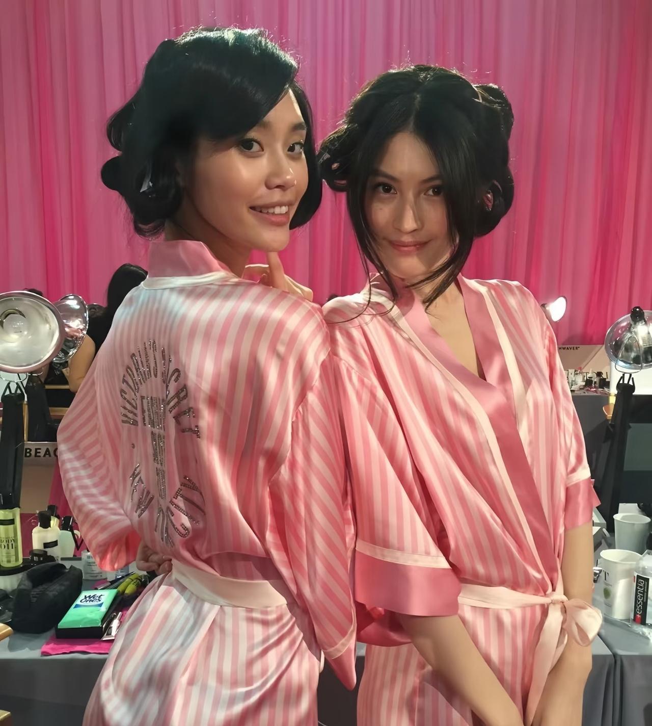 这是奚梦瑶和何穗在2015维密秀后台的合影，其实两人的颜值和十年前几乎没什么差别