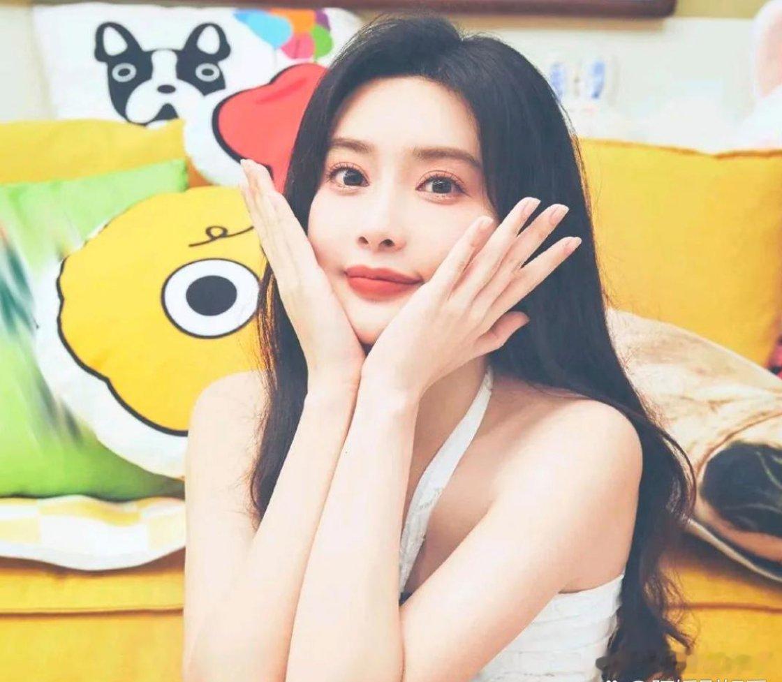 1、杨紫新剧《生命树》的海报一出来，故事感直接扑面而来。就几张图片，感觉都能拼凑