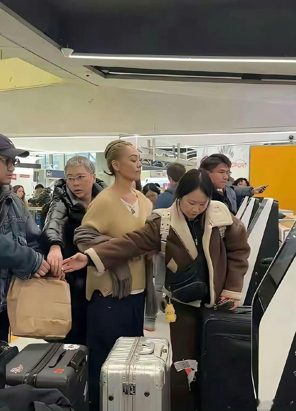 在机场居然能看到她