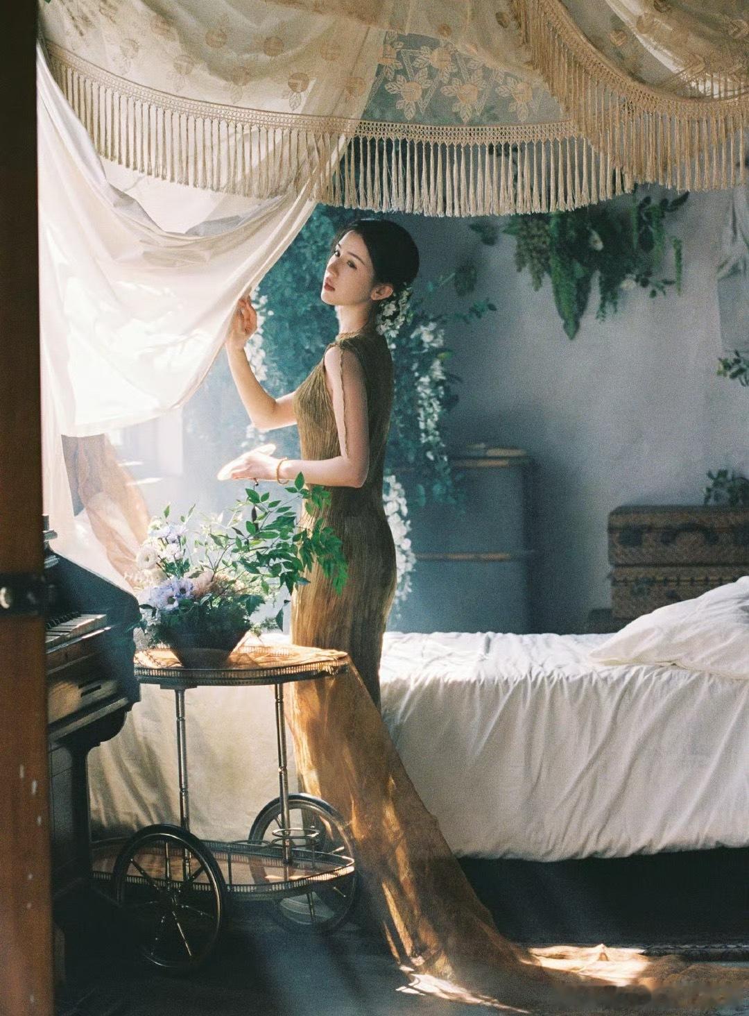 哈妮克孜新中式写真哈妮克孜新中式造型惊艳亮相，簪花摇扇尽显东方韵味。旗袍勾勒优雅
