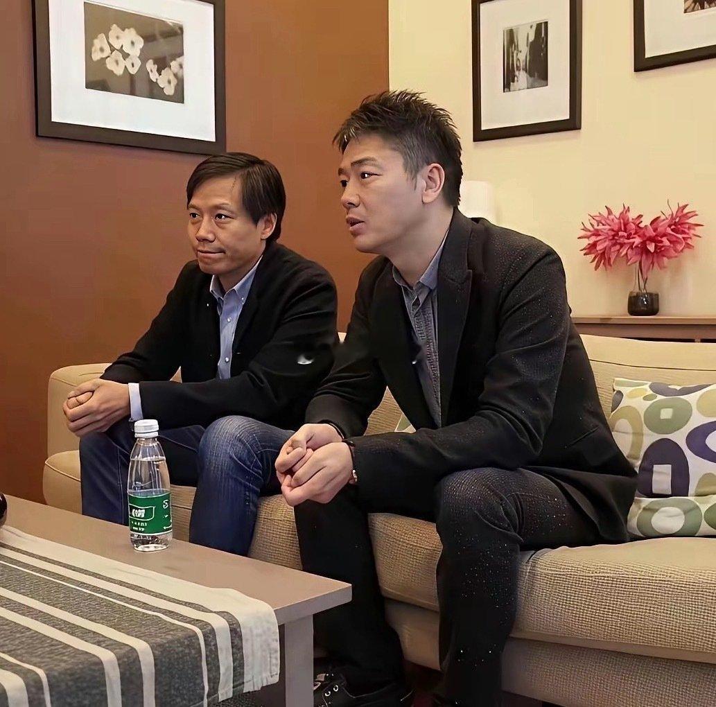 2015年，刘强东拜见雷军，两人都处于艰难创业阶段，面前一瓶矿泉水、松塌软垮的旧沙发上，一见如故相谈