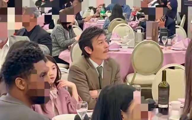 陈冠希一家三口国外参加婚礼，他留胡子像毛利小五郎，女儿真漂亮！