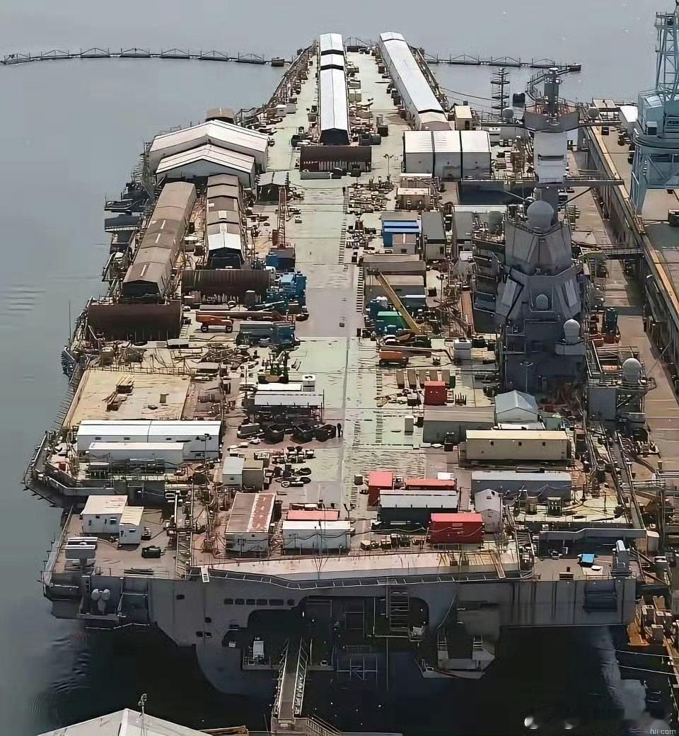 告诉大家什么叫瞎忙，福特级二号舰肯尼迪号舾装已经快六年了，甲板上一直忙忙碌碌的，