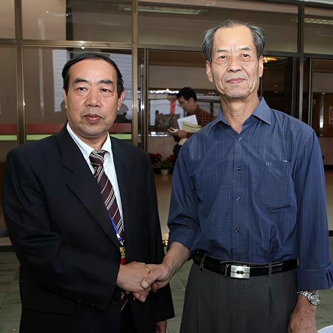 同样是乡土文学大家，家风差距一眼看穿！翻看陈忠实与贾平凹合照，两人气质截然