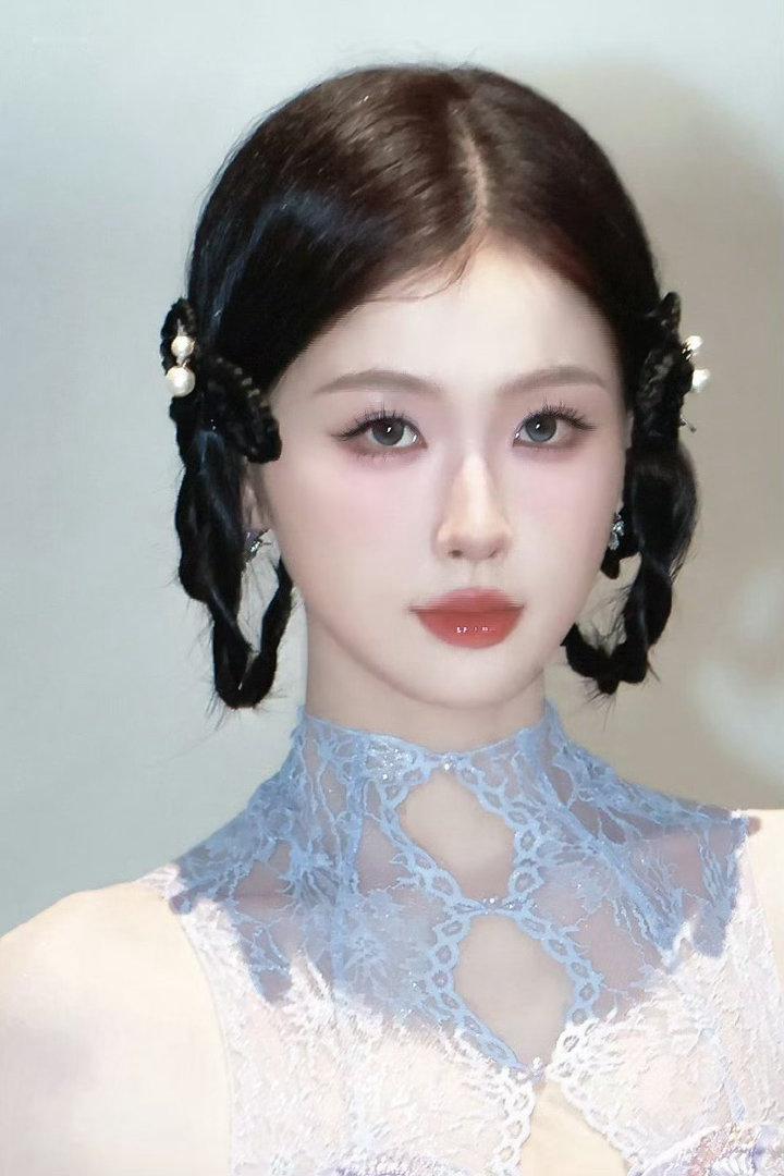 有网友说虞书欣马来西亚吉隆坡见面会的发型和Jennie同款，感觉一模一样