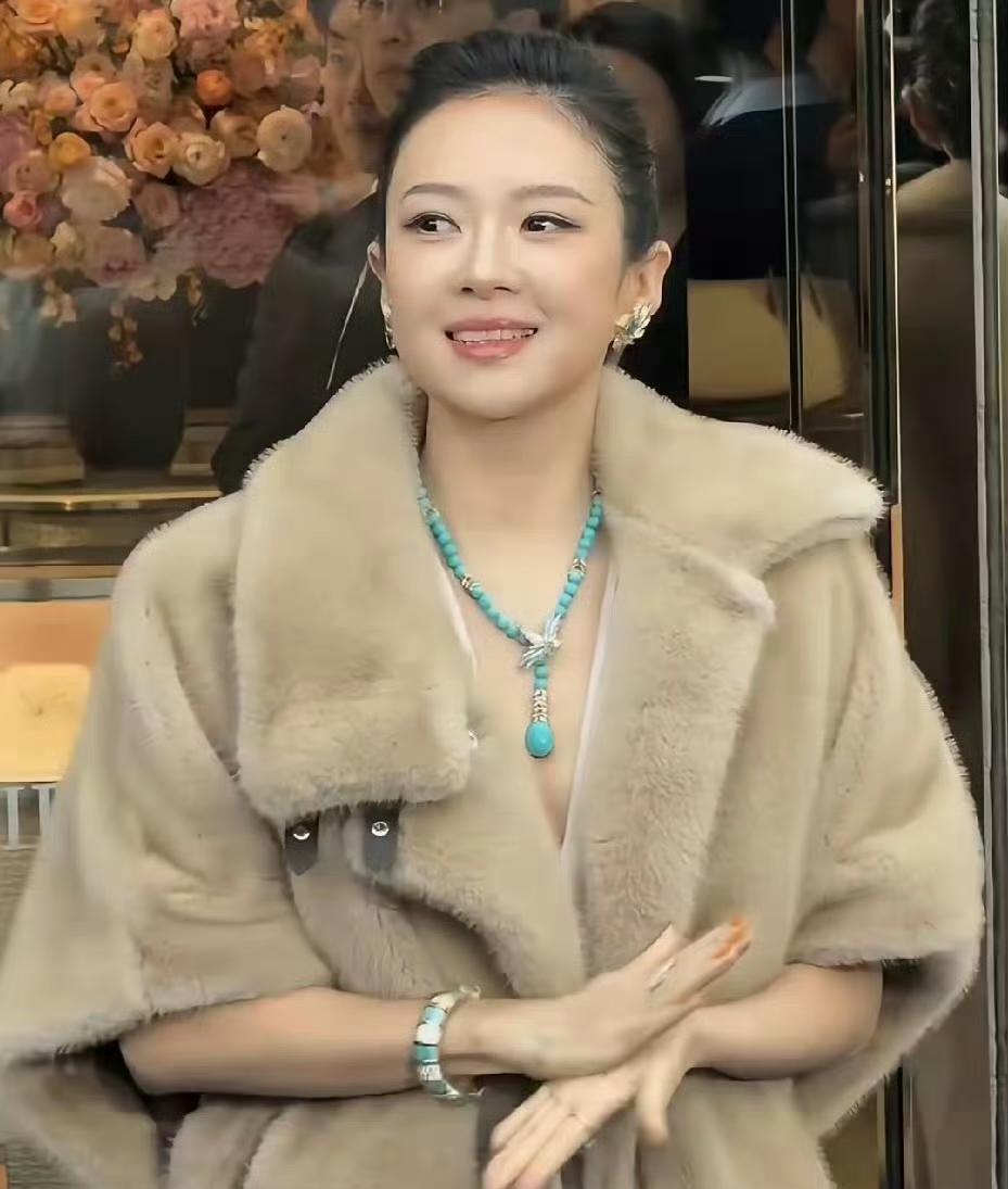 章子怡为了新戏，真是拼了！最近参加活动，大家发现她明显胖了，脸圆润了不少，之前