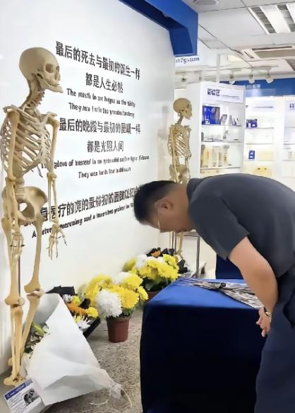再拥恩师，已是标本！这一抱令人动容，在大学解剖陈列馆里，北京儿童医院肿瘤外科主任