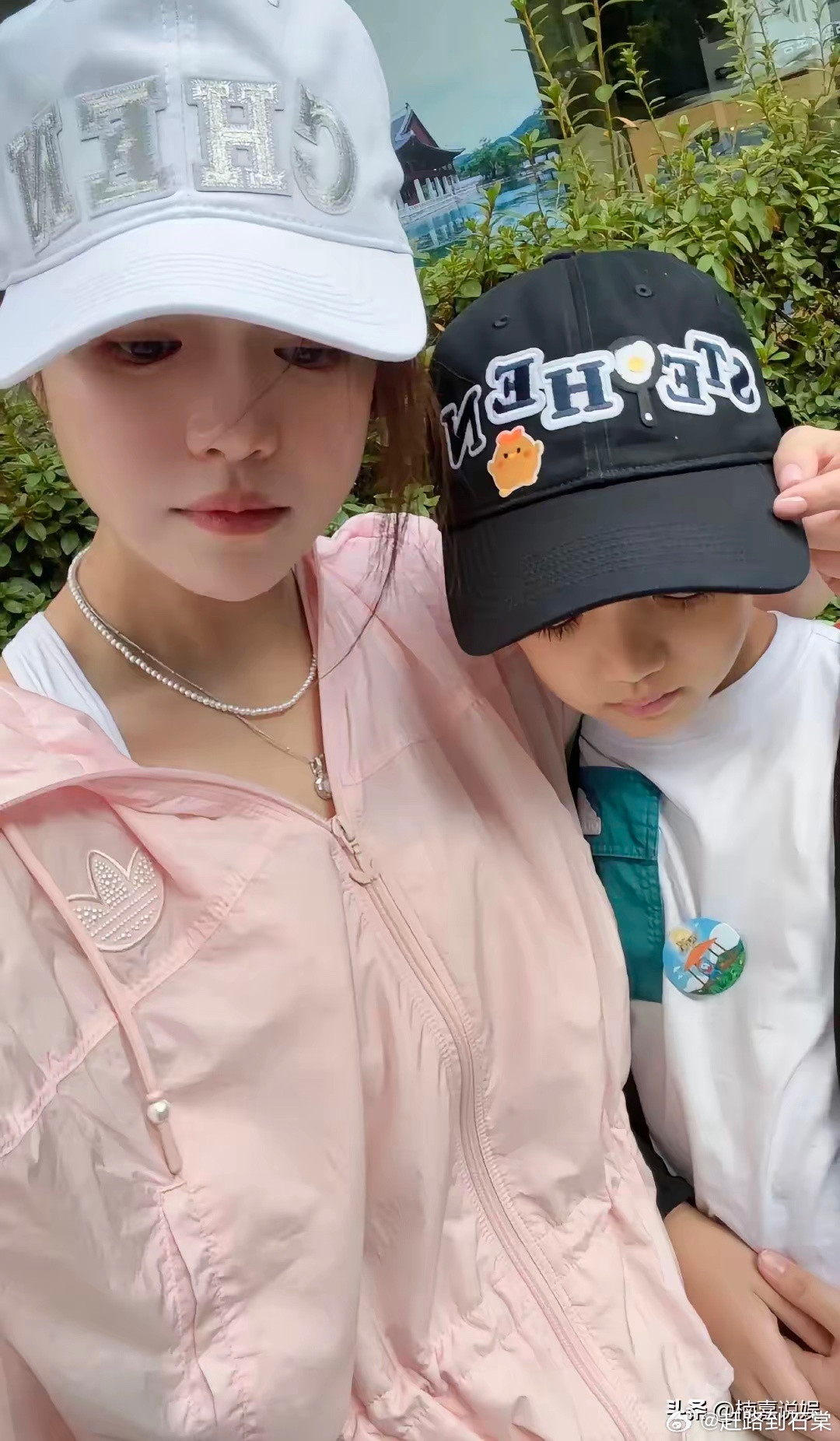 陈妍希晒自己和儿子星星的正面同框照。别的不敢说，但是陈晓和陈妍希俩人生的娃，这颜