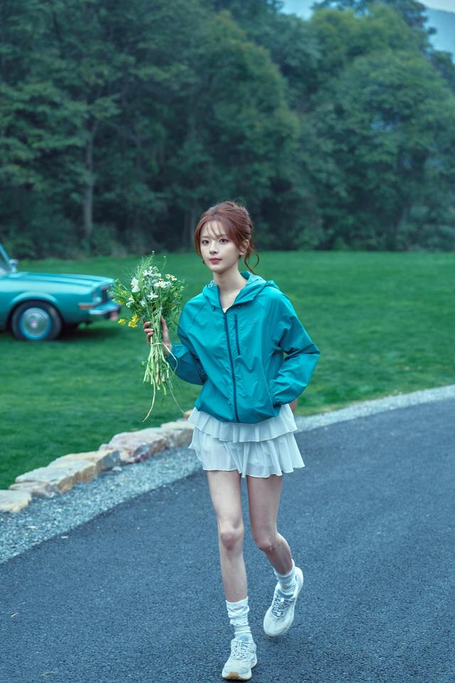 杨超越穿着超短裙好有活力，裙摆被风吹起活力满满