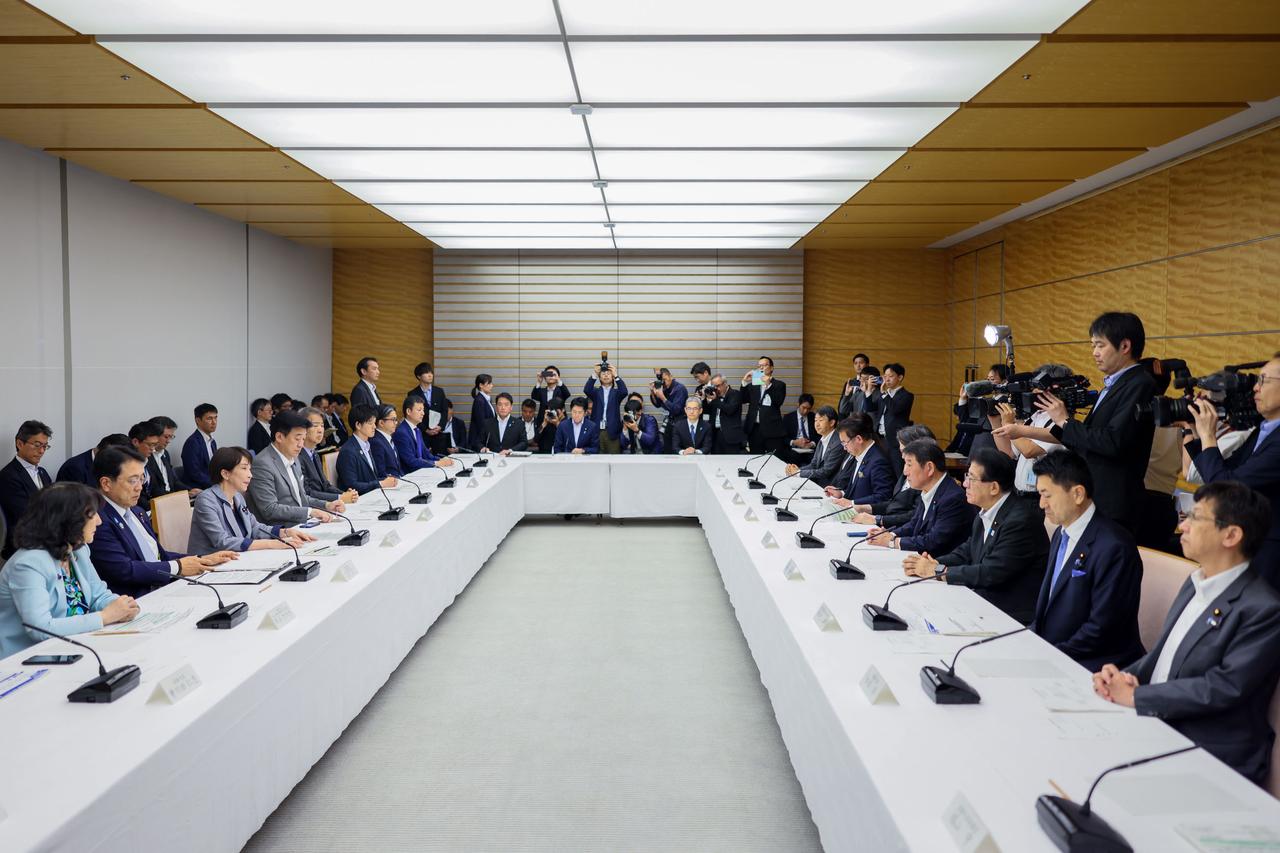 6月11日，高市早苗召开了中东情势相关阁僚会议，在美伊冲突再度紧张之际，高市却宣