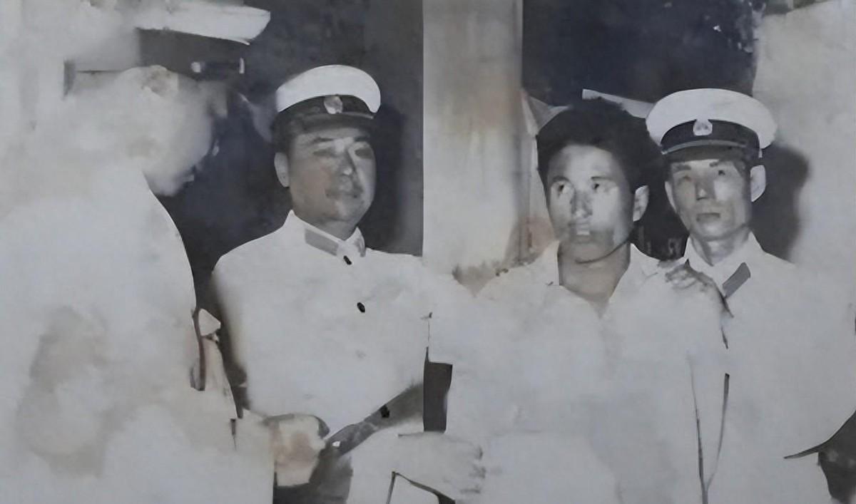 1983年河南万人公审现场，恶魔刘国胜被枪决前高喊要杀赶紧杀令人震撼！1982
