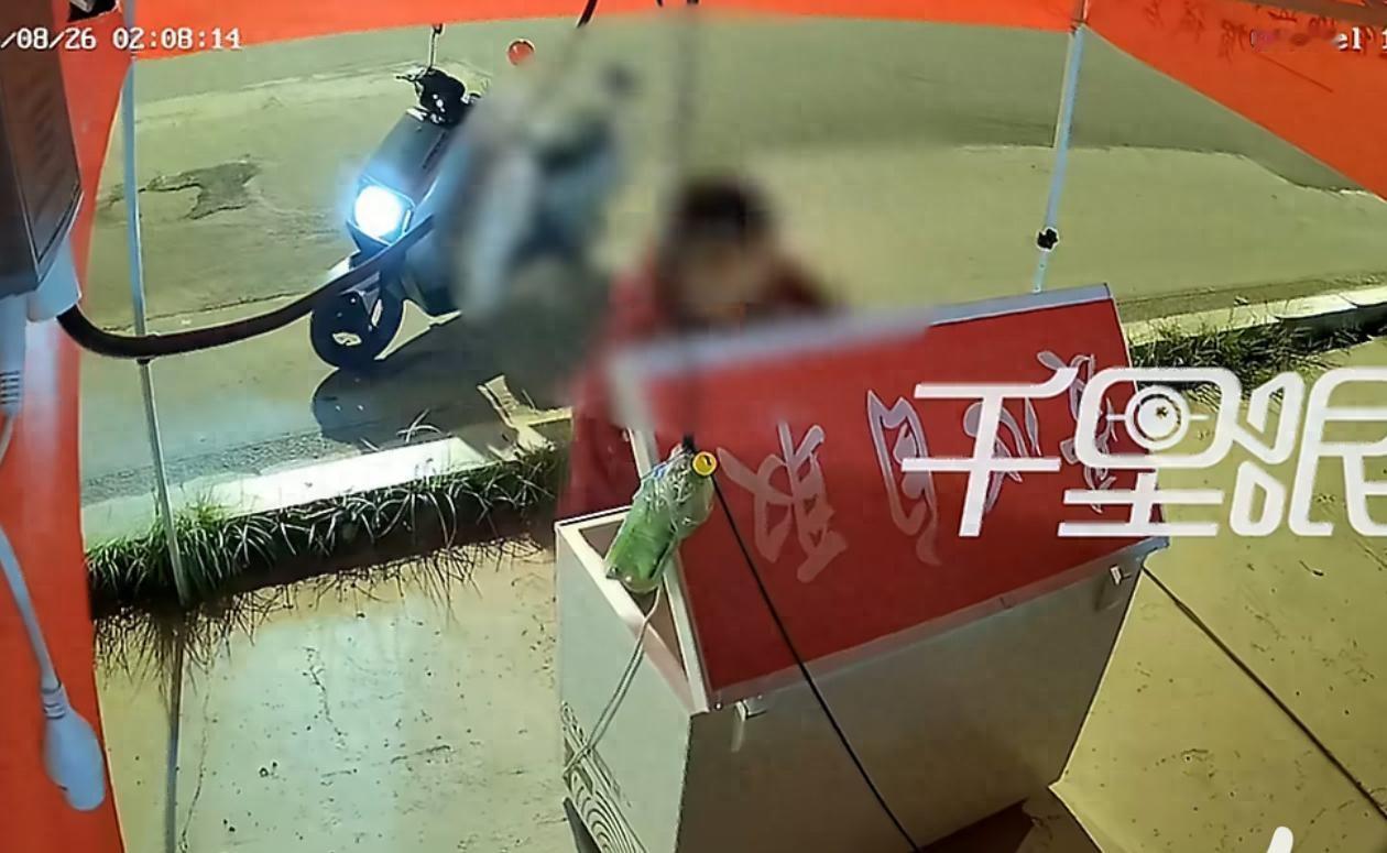 太寒心了！河南商丘，一女子凌晨两点先后5次“光顾”街头爱心冰柜：前3次骑电瓶车分