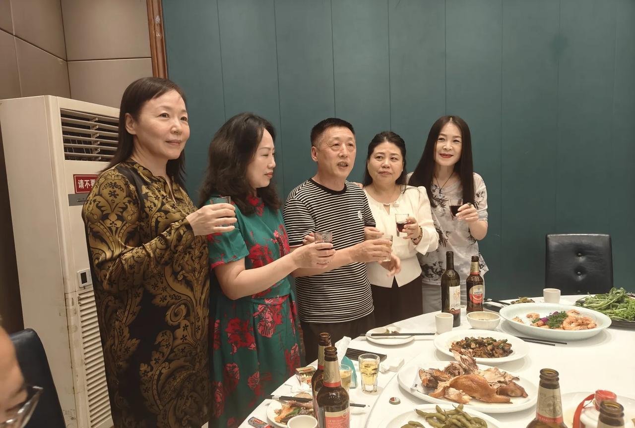 我差不多每天都是睡四个小时就醒了，香坊公园附近这个老旧小区里，几处灯光在明不暗的