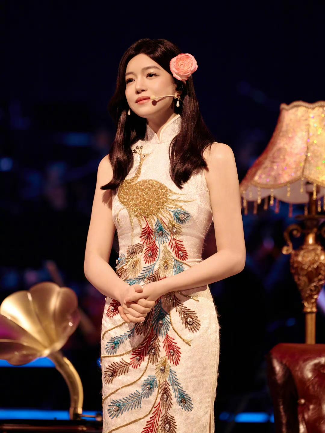 离婚后的陈妍希，看起来总是有一种莫名的忧伤感，她没有以前快乐了，她的眼神也黯淡了
