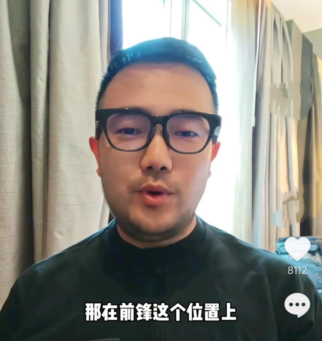 媒体人潘伟力直言，其实国足历史上最强的前锋就是杨晨。他认为，国足其他前锋很多都