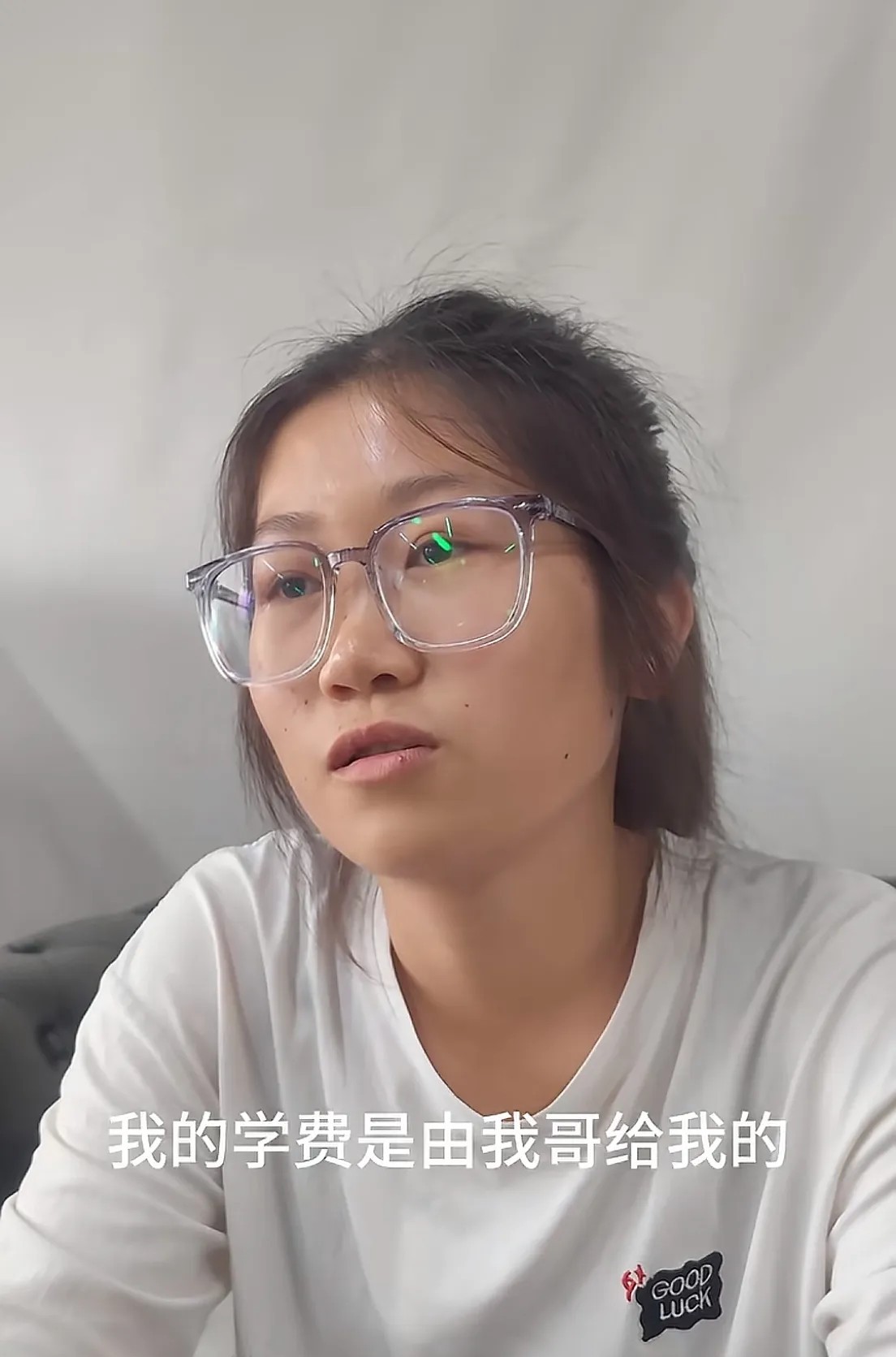 那个扁担女孩儿接受新华采访的时候说，她们家全靠一家人齐心协力供妹妹上学——爸爸从