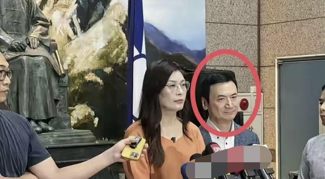 发现没有？岛内很多评论员是支持郑丽文的。栗正杰不仅早早就公开表示支持郑丽文，还