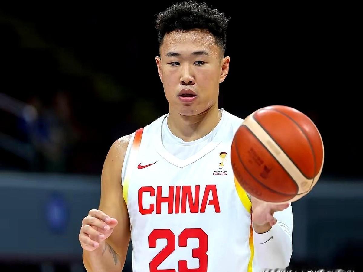 中国男篮12人名单基本定了，这套阵容，真的能打硬仗吗？内线就俩人，胡金秋扛大