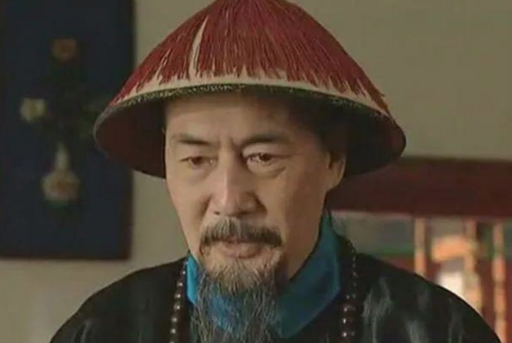 1733年，张廷玉的次子中了一甲第三名，张廷玉却惊慌失措，立马跑去跪求皇帝，说：