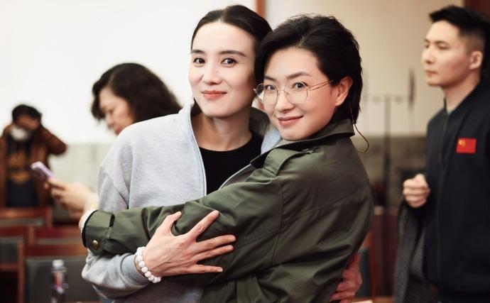 今天宋佳和万茜还有郭涛一起出席活动，几位搭配的都很有个性，也都显得好年轻。宋