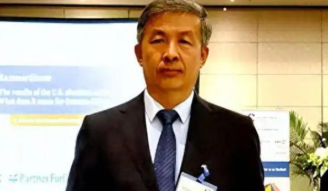 “请向美国投降，别闹了！”2018年中美贸易战刚开打时，中国专家马臣跳出来说：中