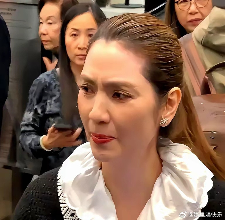 别再吹什么“不老玉女”了，看看54岁洪欣的生图。元宵前后，福建气温3度，她穿着露