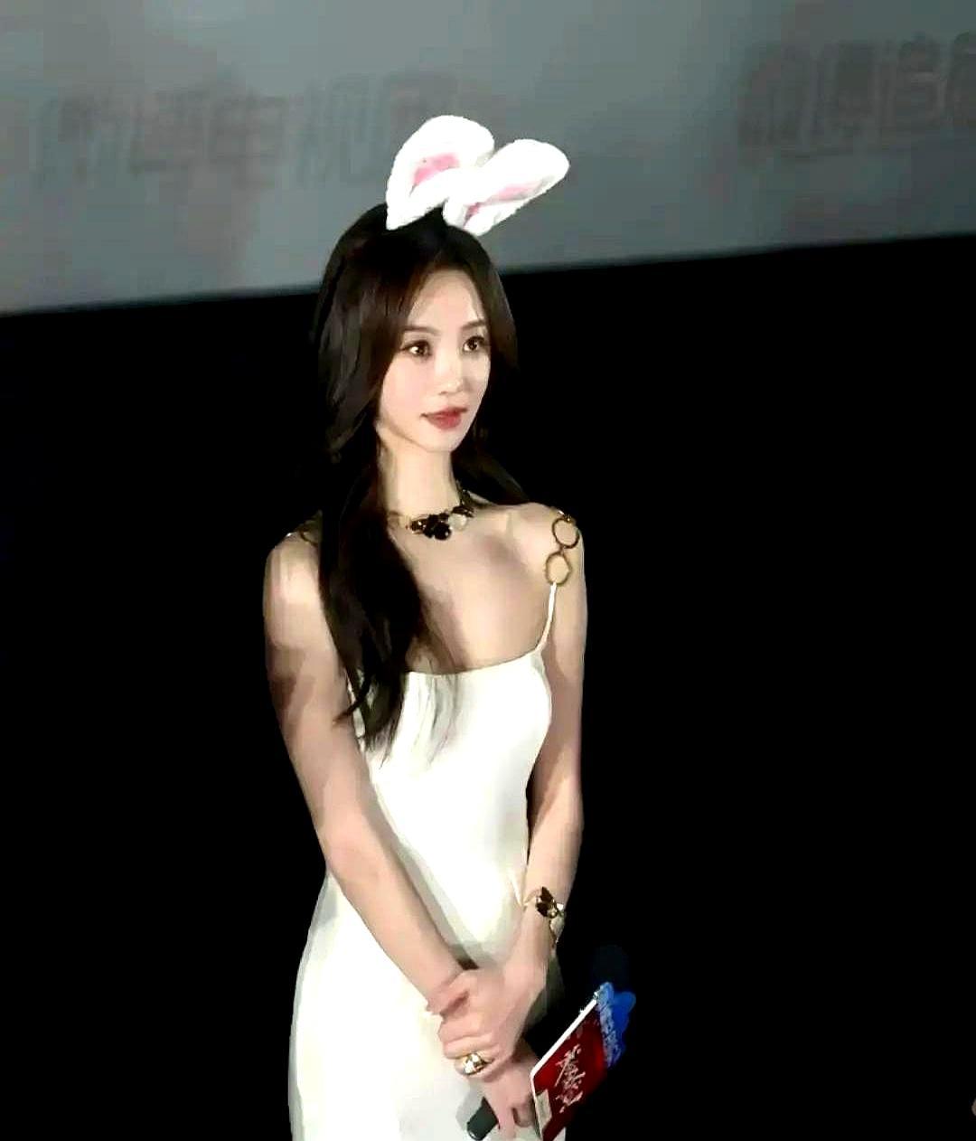 就差那么一点，王楚然的粉色吊带差点滑下来，全场镜头都疯了。她整场发布会，手